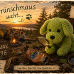 Im Sonnenuntergang sitzt Grünschmaus mit Lupe neben einer zerbeulten Fanta-Dose am Lagerfeuer in Tschechien.